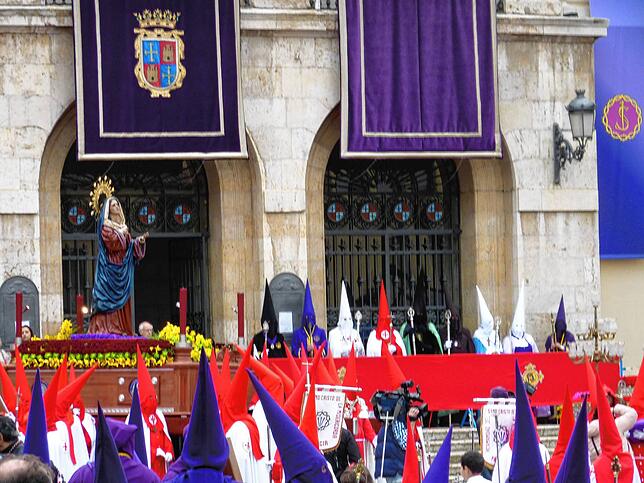 Vor dem Rathaus findet anlässlich der Semana Santa eine Art Tribunal der Bruderschaften statt. Meist wird ein Straftäter freigelassen ...