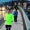 Handballer bleiben in Form: Maxi-Trainer Marcel Busch mit seinen Söhnen Jonathan (vorne) und Samuel beim Joggen auf der Wutachbrücke.