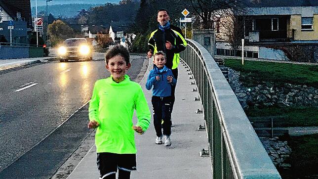 Handballer bleiben in Form: Maxi-Trainer Marcel Busch mit seinen Söhnen Jonathan (vorne) und Samuel beim Joggen auf der Wutachbrücke.