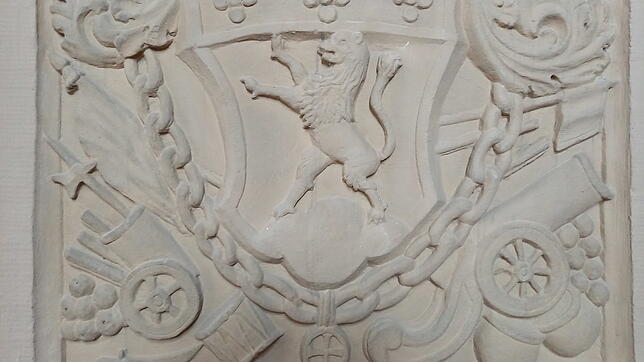 Die Grabplatte für Johann Kaspar Albrecht im Chorraum der St. Martinskirche in Luttingen.