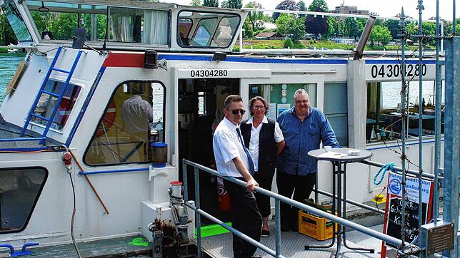Der neue Kapitän Marcus van Nijenhoff (links wird zusammen mit Begleitperson Tanja Breidenbach in der Sommersaison jedes Wochenende am ...