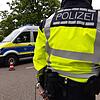 Ein Polizist im Einsatz. (Symbolbild) Nach einem Angriff auf einen Polizisten am 21. März 2024 erhebt die Staatsanwaltschaft jetzt ...
