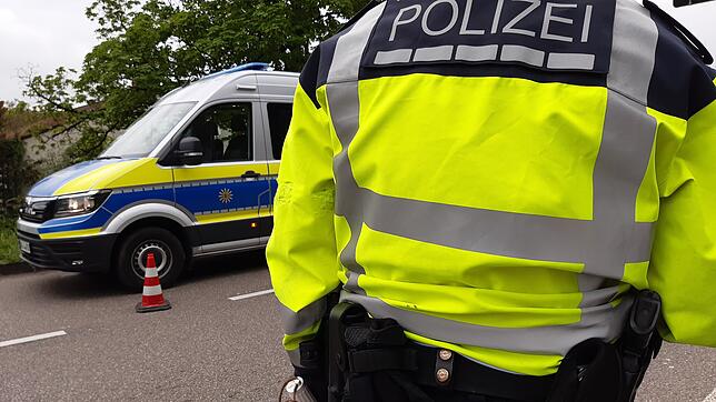 Ein Polizist im Einsatz. (Symbolbild) Nach einem Angriff auf einen Polizisten am 21. März 2024 erhebt die Staatsanwaltschaft jetzt ...