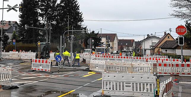 Freitagvormittag, 28. Januar: Vor Abnahme und Freigabe der Bahnkreuzung werden noch ein paar Asphaltarbeiten erledigt.