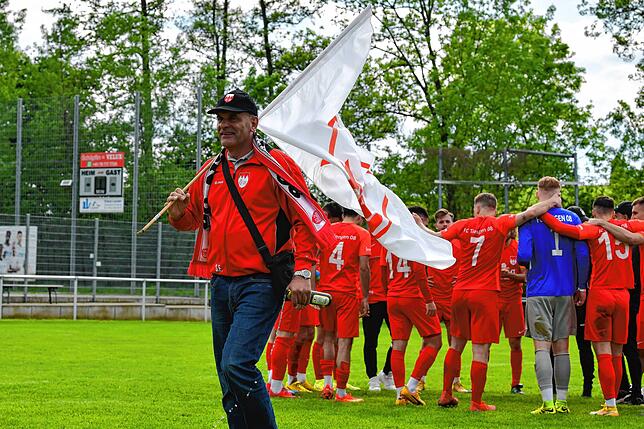 Bild 1: FC Tiengen 08 gewinnt 6:1 beim FC Wittlingen und wird vorzeitig Meister &ndash; haben Bilder!