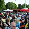 (Archivbild) Auf der Reichenau wird gerne gefeiert &ndash; hier das Wein- und Fischerfest 2023. Jung und Alt schunkelt Seite an Seite.