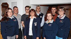 Sie hielten der Bereitschaft und der Vorstandsarbeit des Rotkreuz Ortsvereins Mönchweiler bis jetzt die Stange: Franziska Kratt (von ...