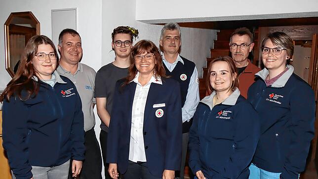 Sie hielten der Bereitschaft und der Vorstandsarbeit des Rotkreuz Ortsvereins Mönchweiler bis jetzt die Stange: Franziska Kratt (von ...