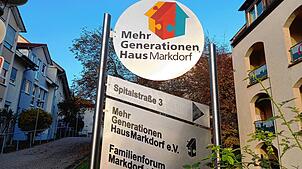 Der Spitalfonds steht vor großen Investitionen: Das Seniorenheim (links) muss erweitert werden. Ein Verkauf des Mehrgenerationenhauses ...