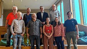 Die SPD-Landtagskandidatin Joana Stöhrer da Costa (vorn, Mitte) mit weiteren Besuchern in der Alemannenschule Wutöschingen. Foto: ...