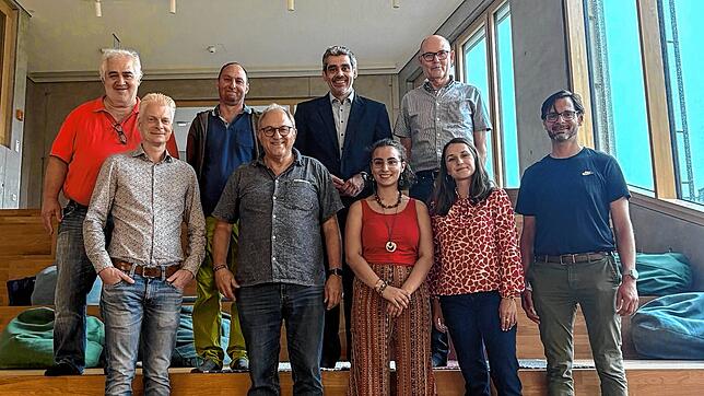 Die SPD-Landtagskandidatin Joana Stöhrer da Costa (vorn, Mitte) mit weiteren Besuchern in der Alemannenschule Wutöschingen. Foto: ...