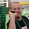 Der Dortmunder Maximilian Czerwinski hat in der Halle der Reichenauer Gemüse eG eine Snackgurke wie einen Dartpfeil in der Hand. Seinem ...