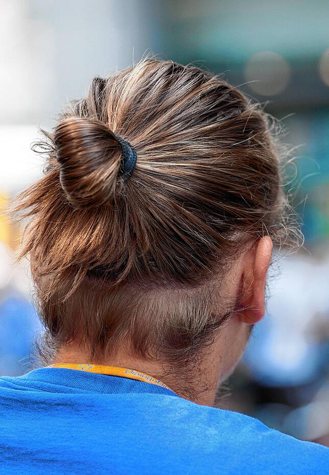 Jetzt ist er Duden-offiziell: der Männerdutt. Das Wort „Frauendutt“ kennt der Duden nicht. Für Frauen ist‘s halt der ...