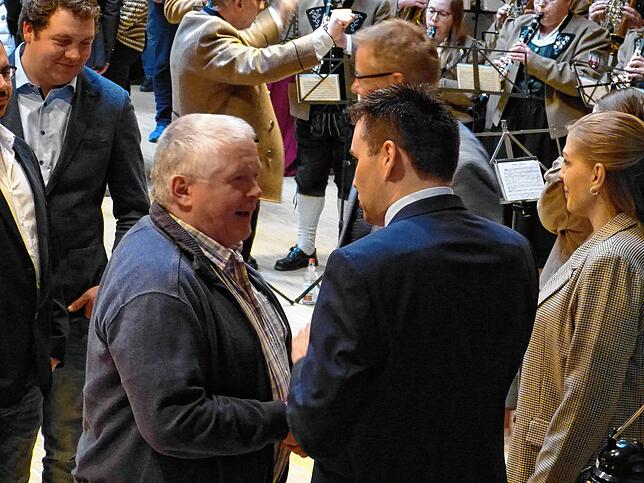 Viele Heiligenberger nutzten die Gelegenheit, ihre Glückwünsche persönlich zu überbringen, so wie hier Herrmann Förster.