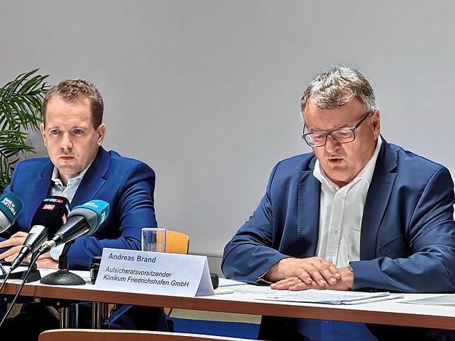 Friedrichshafens OB Andreas Brand (rechts), Vorsitzender des Klinikum-Aufsichtsrats, und Andreas Minkhoff von der Kanzlei Feigen & Graf ...