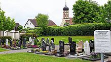 Der Schwenninger Friedhof hat einen parkähnlichen Charakter und erfordert deshalb auch einen größeren personellen Pflegeaufwand.