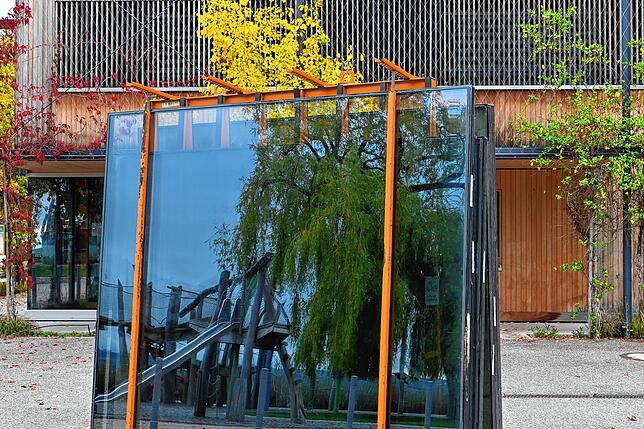 Die alten Fenster des Uferparklokals warten darauf, abtransportiert zu werden.