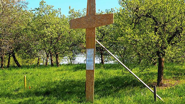Anstatt des Steinkreuzes steht bislang nur das Modell auf dem Lerchenbuck über Lottstetten.