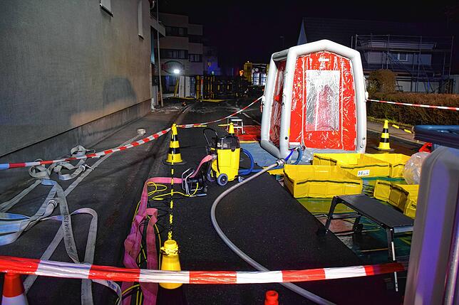 Bild 9: Gefahrgut-Unfall in Zizenhausen: Bilder vom kräftezehrenden Feuerwehreinsatz