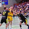 Das war das Foul, das zur Roten Karte geführt hat: Der Krefelder Matija Mircic (links) trifft den Konstanzer Felix Sproß im Gesicht.