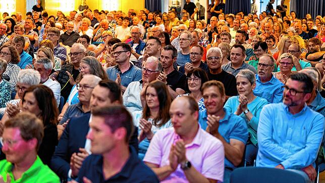 Für kreative Antworten der Kandidaten spendieren die Zuhörer der SÜDKURIER-Podiumsdiskussion zur Bürgermeisterwahl gerne Zwischenapplaus.