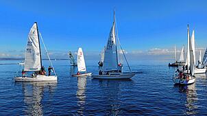 Ein Eindruck von der Eisernen Regatta im Jahr 2022: Segelboote verschiedener Klassen vor hellem Winterhimmel. Wegen des tragischen ...