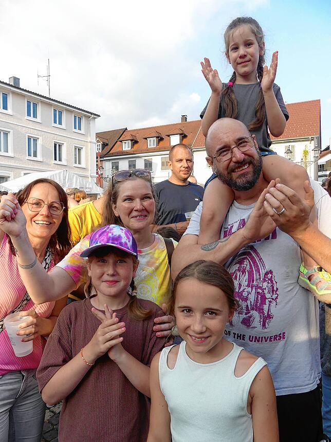Fan-Familie Toggenburg mit Freunden (von links): Melanie und Lilli Senn, Nina, Tjara, Martin und Annik Toggenburg.