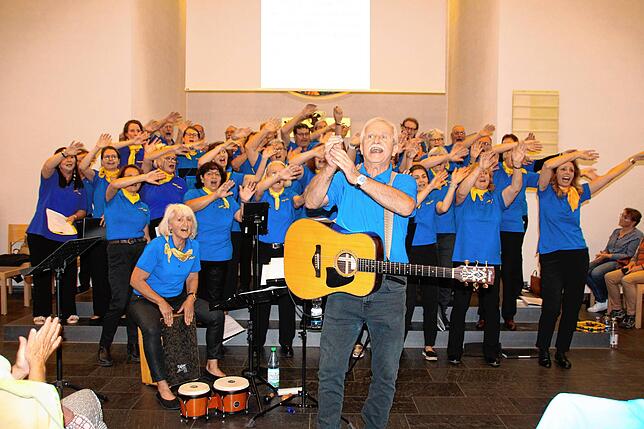 Über ein volles Haus freute sich der Chor „Chips & Flips“ beim Benefizkonzert in der evangelischen Christuskirche in Pfullendorf.