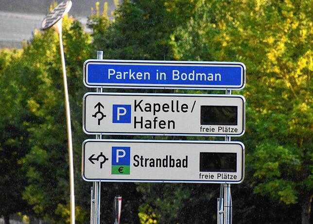 Anzeigetafeln des neuen Parkleitsystems von Bodman-Ludwigshafen, hier am Kreisel in Bodman aus Richtung Espasingen und Ludwigshafen. Das ...