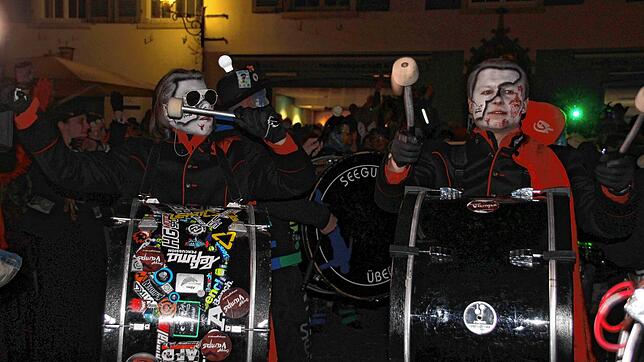 Die Guggen heizen beim Monsterkonzert auf der Hofstatt den Besuchern ein.