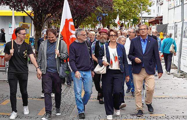 Beim Protestzug dabei: Rheinfeldens Oberbürgermeister Klaus Eberhardt (rechts), neben ihm Schwörstadts Bürgermeisterin Christine ...