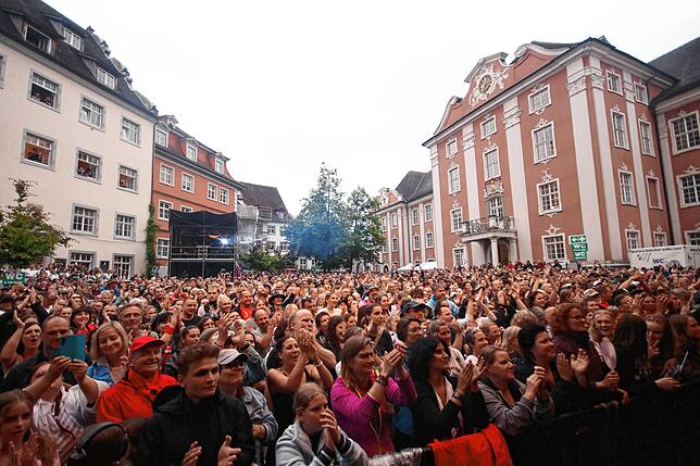Etwa 3000 Fans sind gekommen. Sie harren zunächst auch bei Regen aus, während der Auftritt Nenas schließlich trocken bleibt.