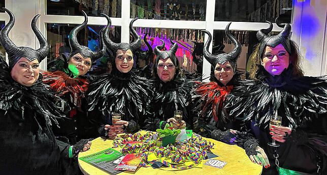 Als dunkle Fee „Maleficent“ passt sich die Gruppe den unheimlichen Urviechern an.