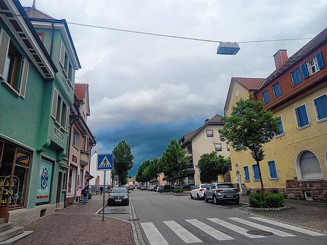 Kommt da was? Gewitterhimmel über Donaueschingen am Mittwoch, 4. Juni 2025, um die Mittagszeit.