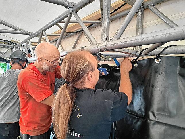 Am Donnerstag, 26. Juni, laufen die Aufbauarbeiten an der Hauptbühne für das diesjährige Singener Stadtfest.