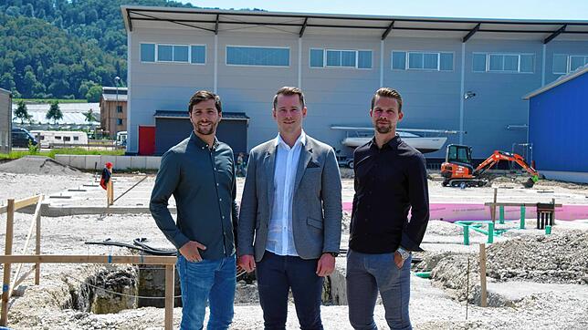 Die Geschäftsführer auf der Baustelle im Gewerbegebiet &bdquo;Im Ried&ldquo; (von links): Sören Maurer, Kevin Maurer und Martin Döring. ...