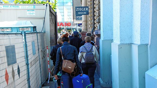 Schulter an Schulter drängen sich die Menschen vor allem an Samstagen durch den von Anwohnern Corona-Gasse genannten Durchgang zwischen ...
