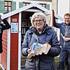 Mühlhausen hat jetzt ein Bücherhäusle, das für alle Bürger zugänglich ist. Für den ersten Lesestoff hat die Katholische ...