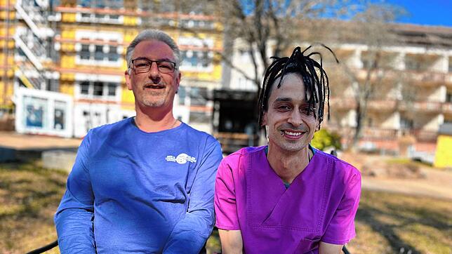 Andreas Deißler (links) und Christian Brito Müller vor der Parkresidenz am Germanswald. Beide sind Quereinsteiger in der Pflege, beide ...