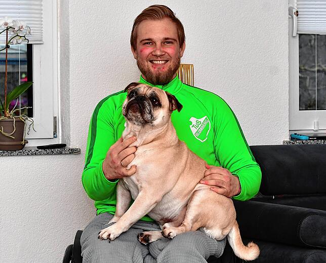 Zum knuddeln: Kevin Simanowski mit „Babo“, einer der beiden Hunde in der kleinen Familie.