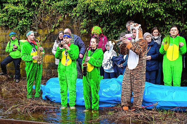 Bild 21: Batschnasse Riesengaudi: mit Pauken und Trompeten Da Bach na