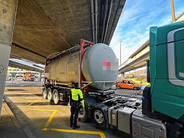 Ein Gefahrguttransporter reißt die Fahrleitung für die Tram unter der Schwarzwaldbrücke in Basel ab.