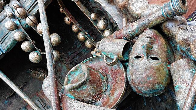 Der Narrenbrunnen vor dem Zunfthaus (hier ein Detail) zeigt an, dass die Fasnacht in diesem Haus das Sagen hat.