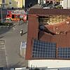 Ein Luftbild zeigt das teilweise eingestürzte Dach des Rewe-Supermarktes von oben.