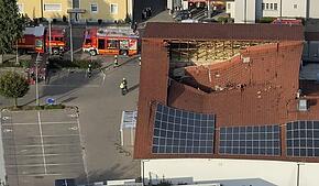 Ein Luftbild zeigt das teilweise eingestürzte Dach des Rewe-Supermarktes von oben.
