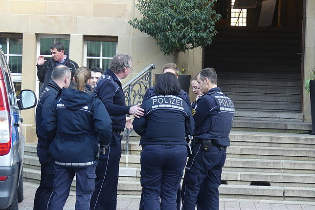Die Polizei mit einem Großaufgebot vor Ort.