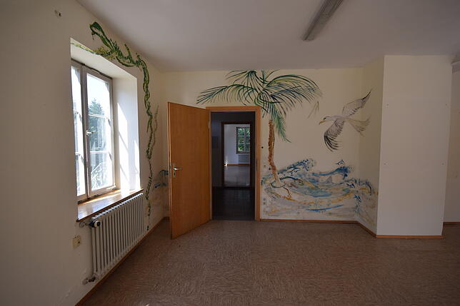 Eines der Zimmer im Erdgeschoss des Zeiserhofs hat zu Schulzeiten eine bunte Bemalung bekommen.