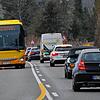 Das &bdquo;Achtung Staugefahr&ldquo;-Schild braucht&lsquo;s hier eigentlich nicht: Bei Hegne kommt der Verkehr auf der B33 nur ...