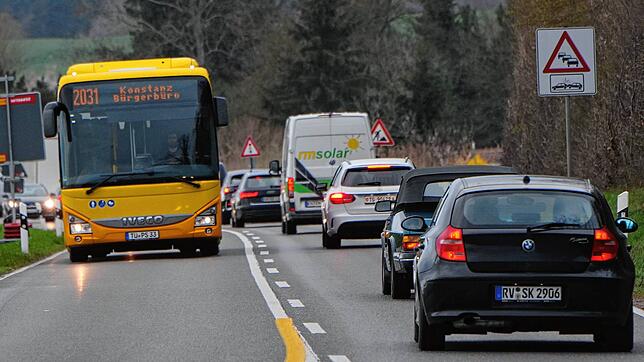 Das &bdquo;Achtung Staugefahr&ldquo;-Schild braucht&lsquo;s hier eigentlich nicht: Bei Hegne kommt der Verkehr auf der B33 nur ...