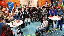 Fröhliche Narretei herrscht in der Sporthalle der Caritaswerkstätten Hochrhein. Vor allem der Auftritt der Tiengener Schnurrewyber und ...